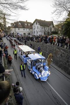 Pustno rajanje v Kamniku se začenja s kurenti in nadaljuje s kamniškim karnevalom (13)